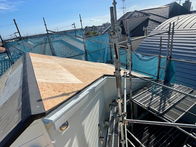 スレート屋根から横暖ルーフを使った屋根カバー工事を行いました！川口市屋根カバー工事　横暖ルーフαｓ　ニチハ　センタールーフ　スレートボロボロ　ガルバリウム鋼板　